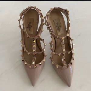 Valentino Rockstud T-Strap Pump in Poudre Patent